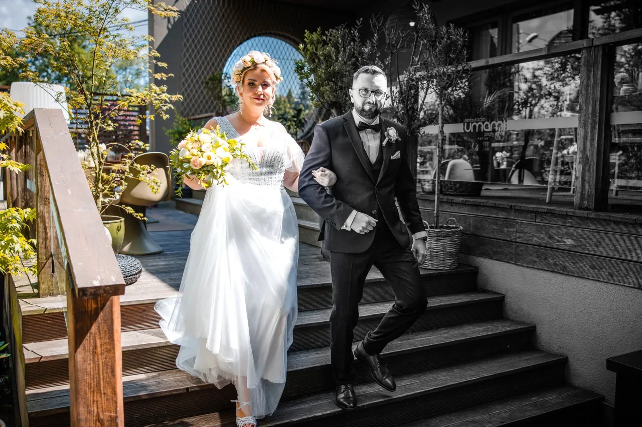 Fotograf ślubny robiący zdjęcia w kościele, różne style fotografii ślubnej