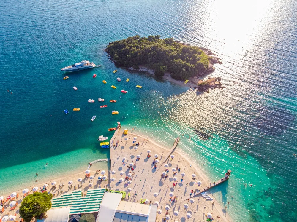 piękne plaże Albania, Ksamil, plaża z turkusową wodą