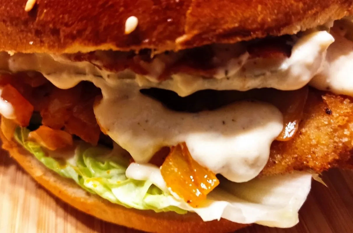 formowanie kotleta burgera z wgłębieniem