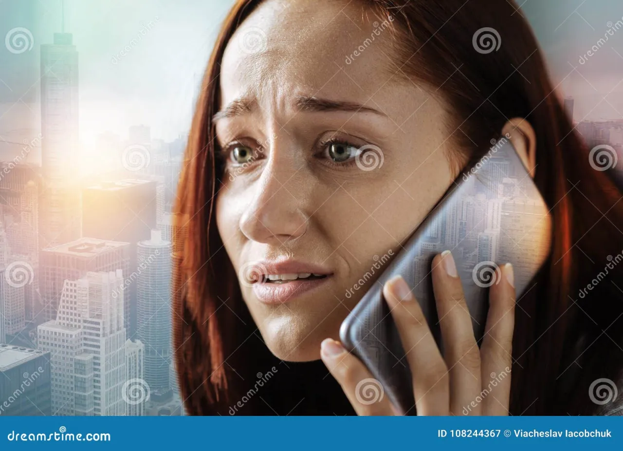 zmartwiona osoba patrząca na telefon i kalendarz