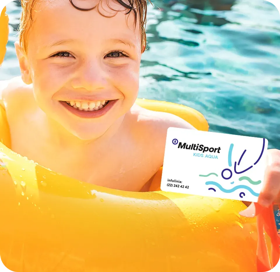 dziecko z kartą multisport na basenie lub ściance wspinaczkowej