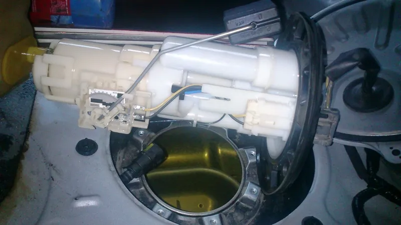 Honda Civic VIII UFO pompa paliwa lokalizacja