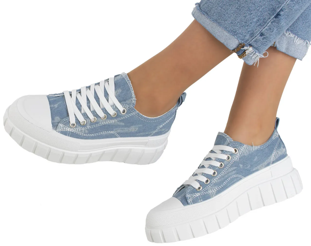 szerokie jeansy sneakersy platforma