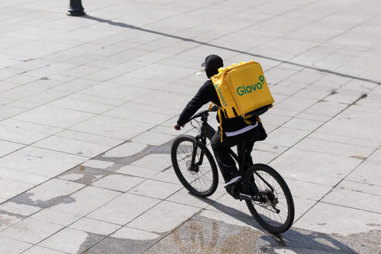 Glovo kurier na rowerze dostarcza jedzenie