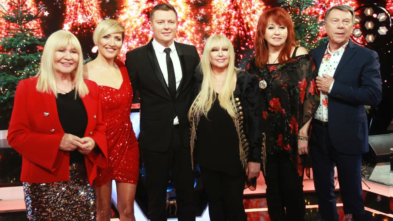 Gwiazdy w świątecznych strojach na planie 