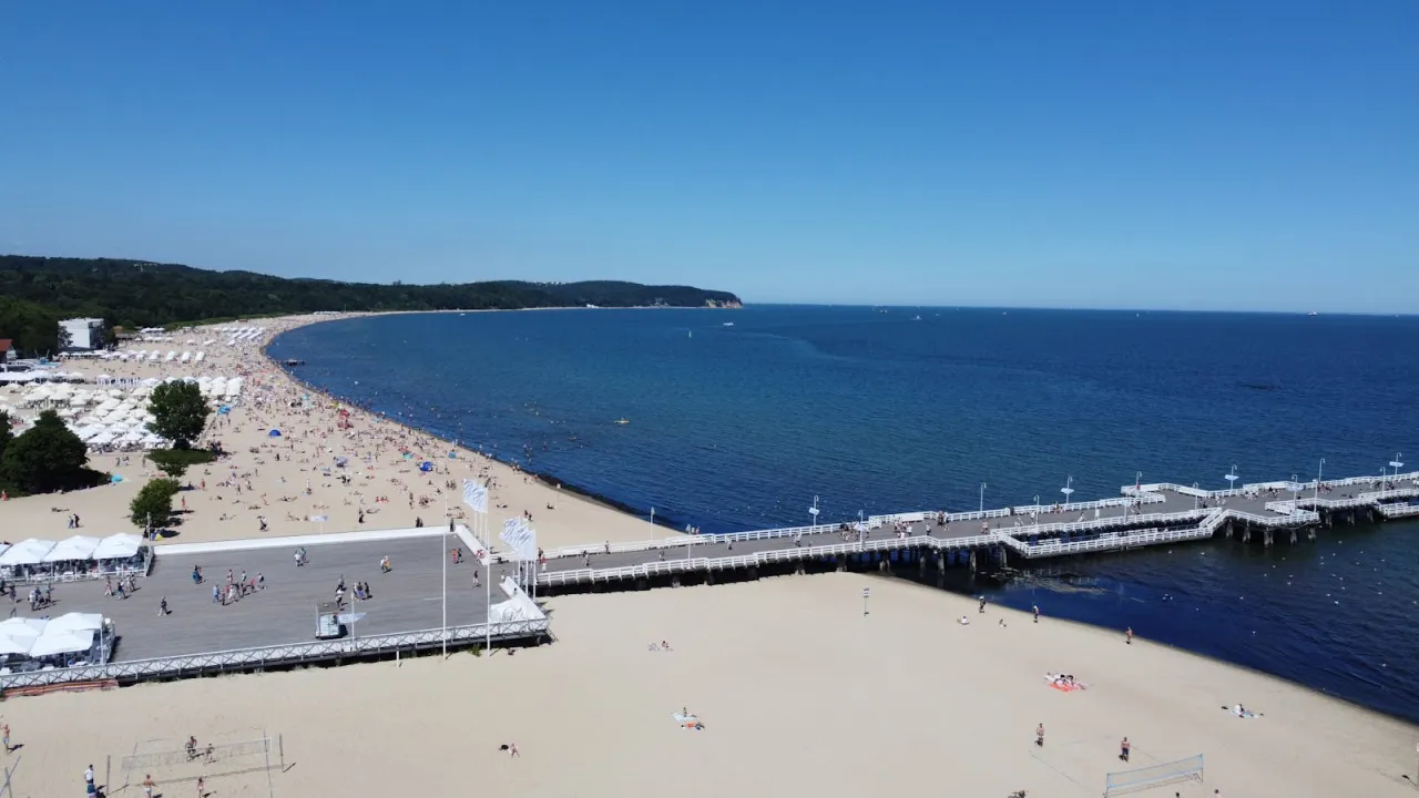 Sopot: plaża pełna ludzi, molo i mnóstwo atrakcji dla dzieci. Słońce, morze i radość wakacji.