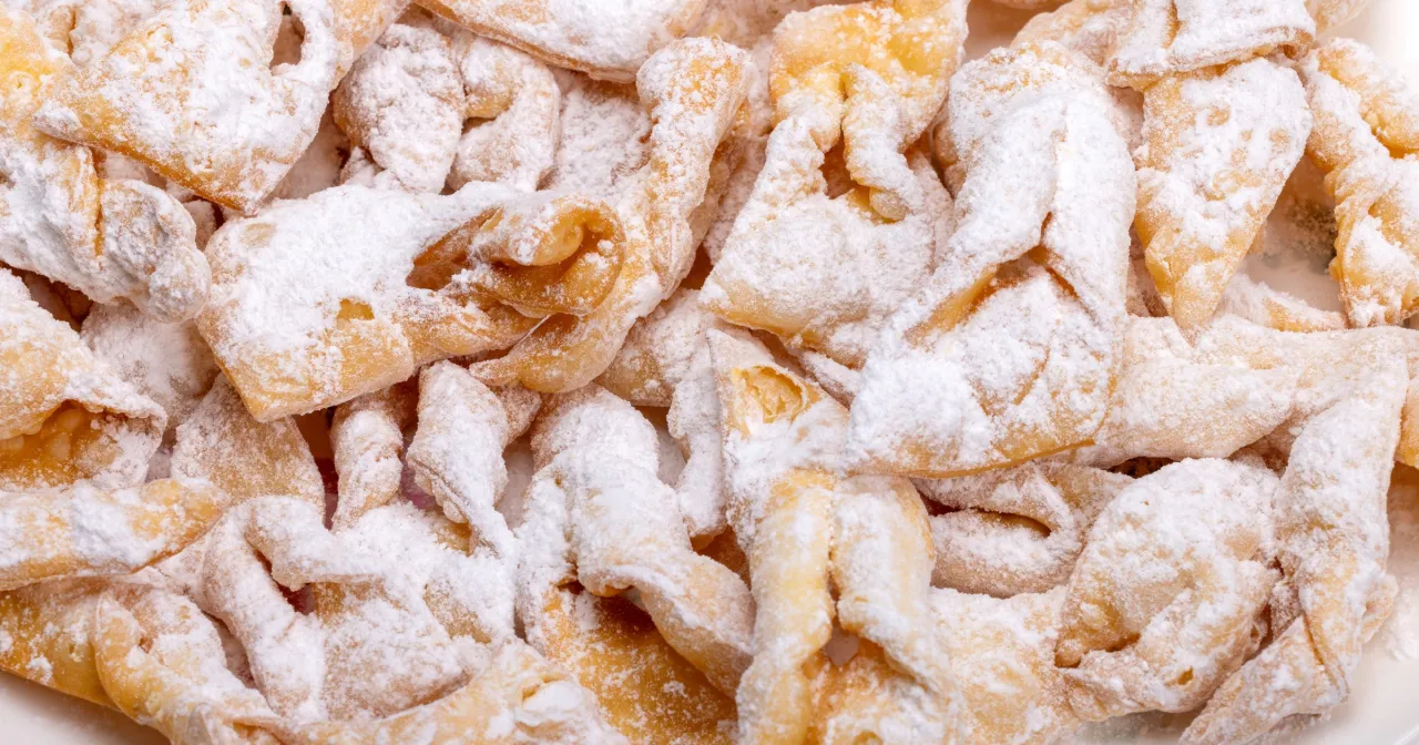 Chrupiące faworki obficie posypane cukrem pudrem. Zastanawiasz się, faworki ile kalorii mają?