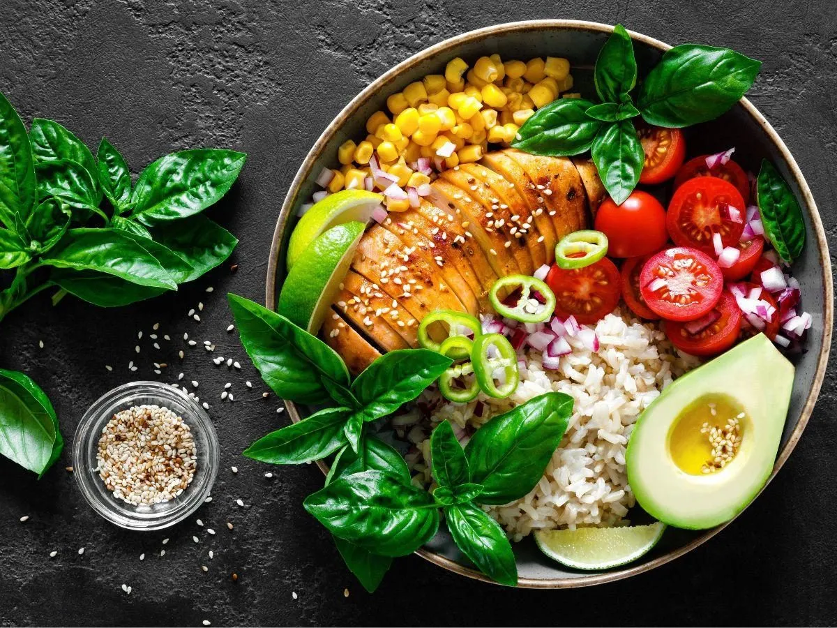 Pyszny pomysł, co zrobic z kurczaka na obiad: grillowana pierś z ryżem, awokado, pomidorkami, kukurydzą i świeżą bazylią.