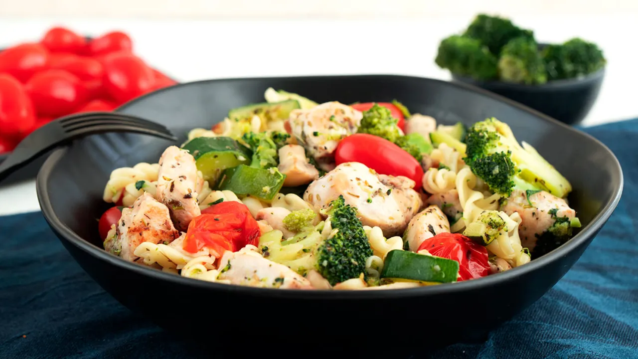 Makaron z kurczakiem, brokułami i pomidorkami. Czy makaron jest zdrowy? Zależy od dodatków!