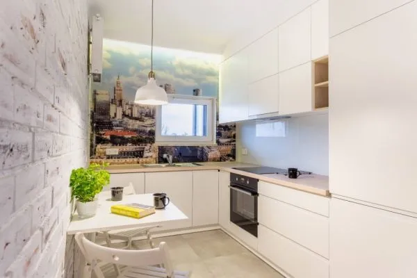 tapeta w kuchni między szafkami inspiracje