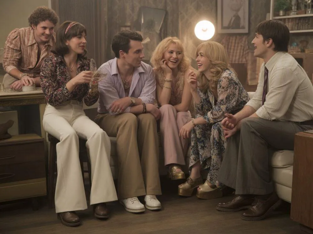 Moda PRL stylizacje dzwony sztruks sukienki trapezowe