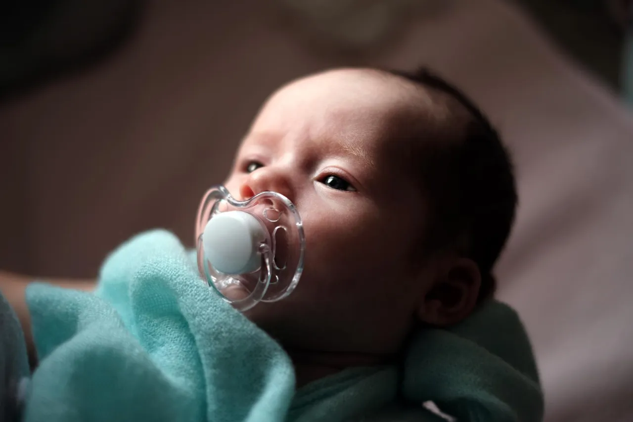 Rodzaje smoczk&oacute;w dla niemowląt: anatomiczny, symetryczny, dynamiczny, okrągły