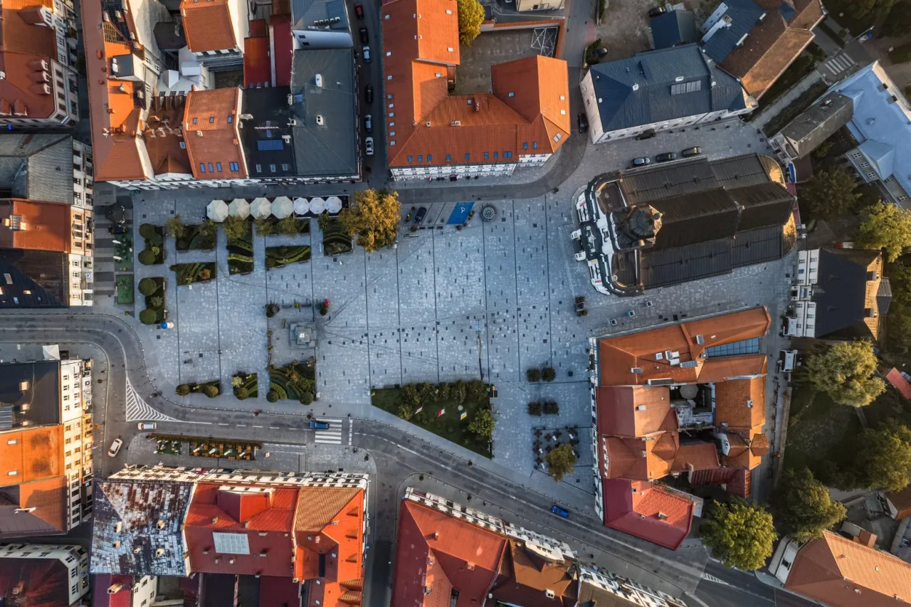 Rynek w Wadowicach z lotu ptaka. Zobacz, co zwiedzić: Bazylika, kamienice, zadbane skwery i urokliwy deptak.