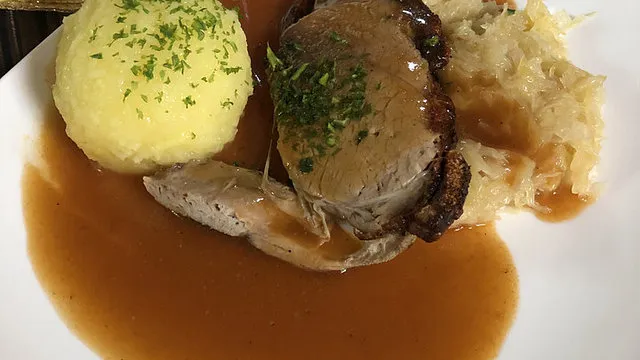 Schweinebraten mit Semmelkn&ouml;del und Dunkelbierso&szlig;e