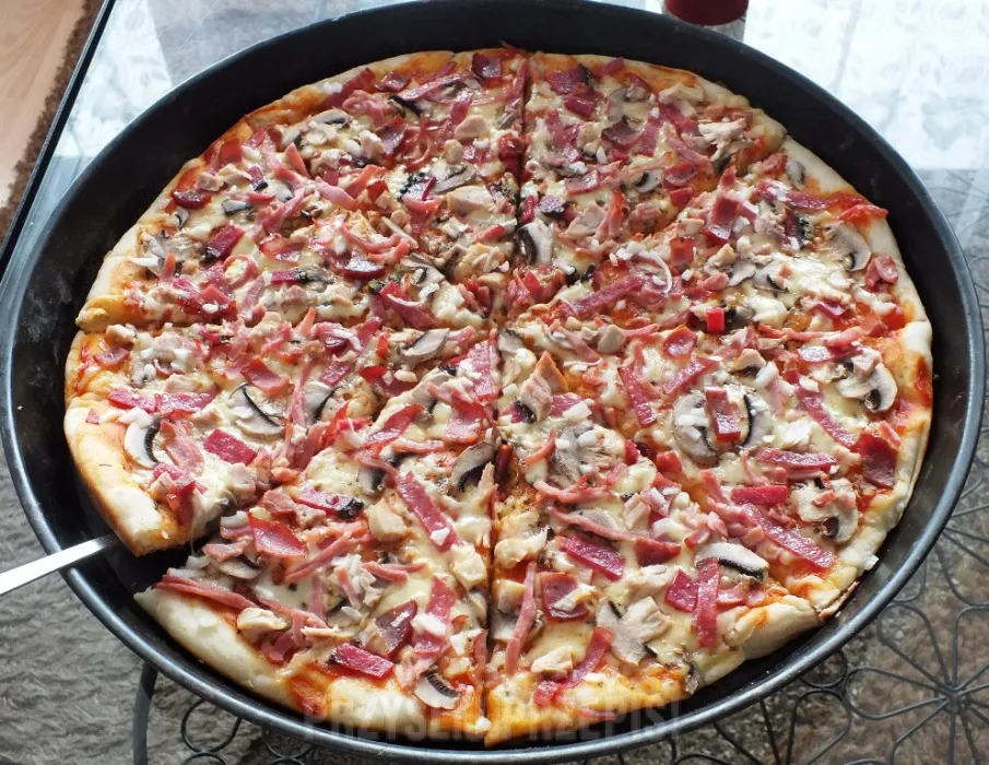 Zdjęcie Przepis na ciasto do pizzy z mlekiem i jajkiem, które zachwyca smakiem