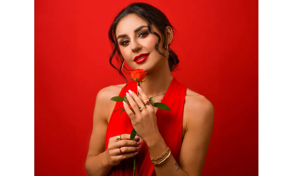 Błędy w stylizacji biżuterii do czerwonej sukienki