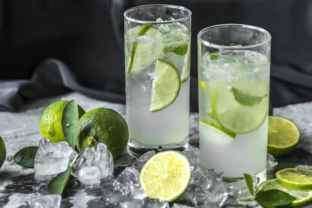 Koktajl Mojito w szklance z miętą i limonką
