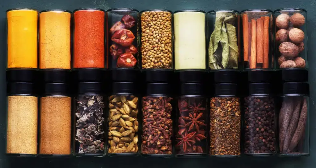 domowe mieszanki przypraw w słoikach