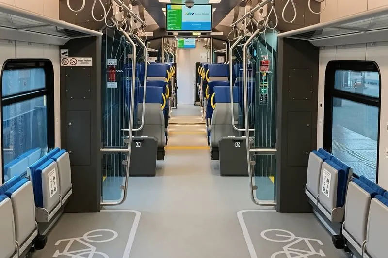 złożona hulajnoga elektryczna w pociągu jako bagaż podręczny