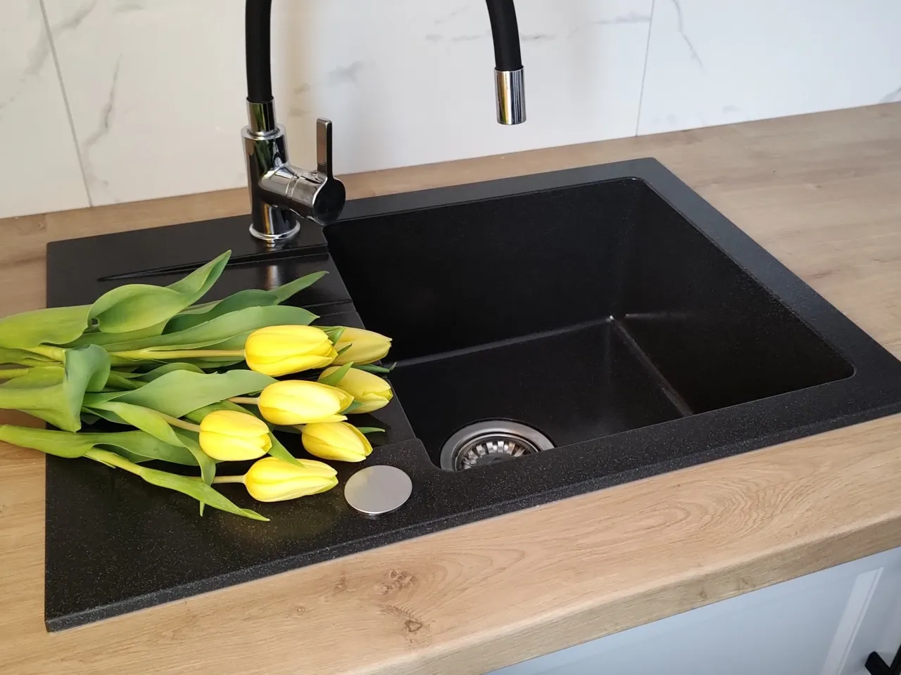 czyszczenie czarnego zlewu octem i sodą