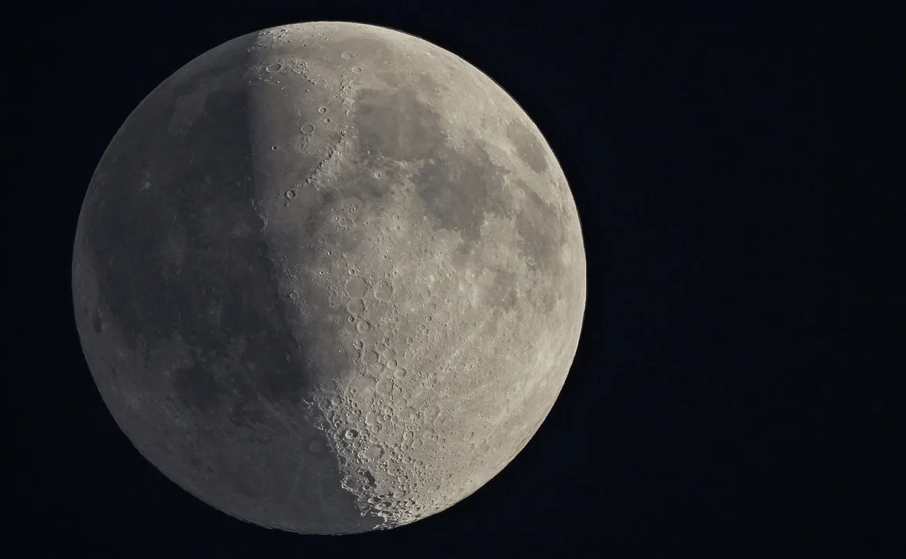 Zbliżenie na Księżyc, ukazujące kratery i morza. Idealny kadr, by pokazać, jak zrobić zdjęcie księżyca.