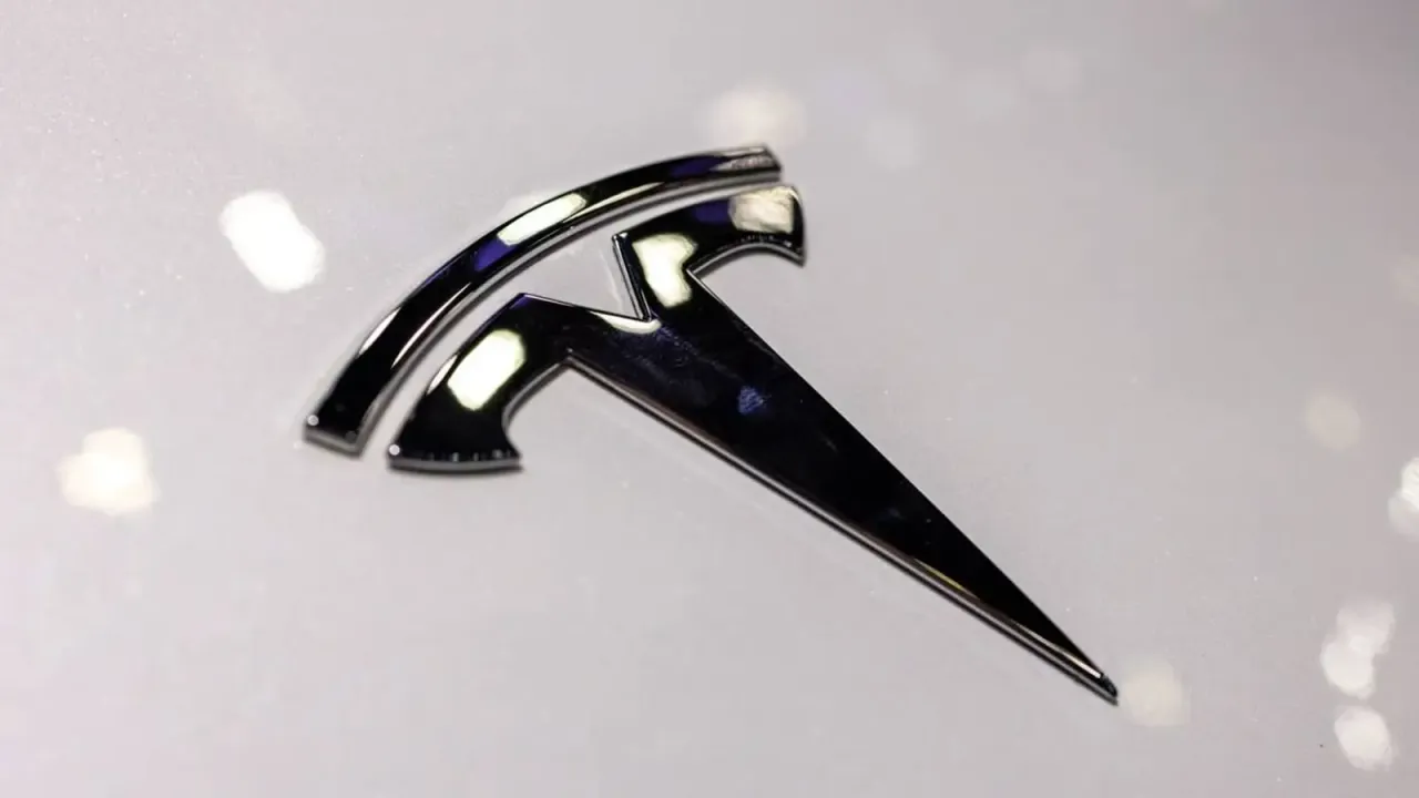 Błyszczące logo Tesla na białym tle. To symbol innowacji i przyszłości motoryzacji. Tesla co to? To marka, kt&oacute;ra zmienia świat.