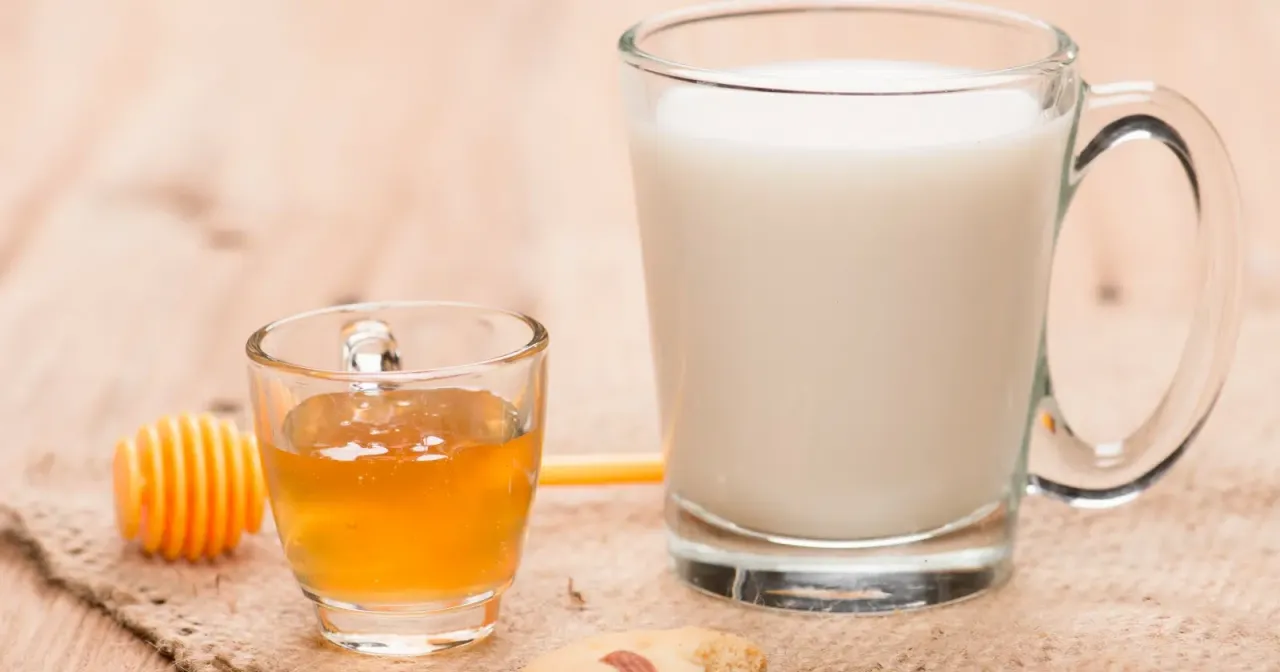 miód w szklance i na wadze