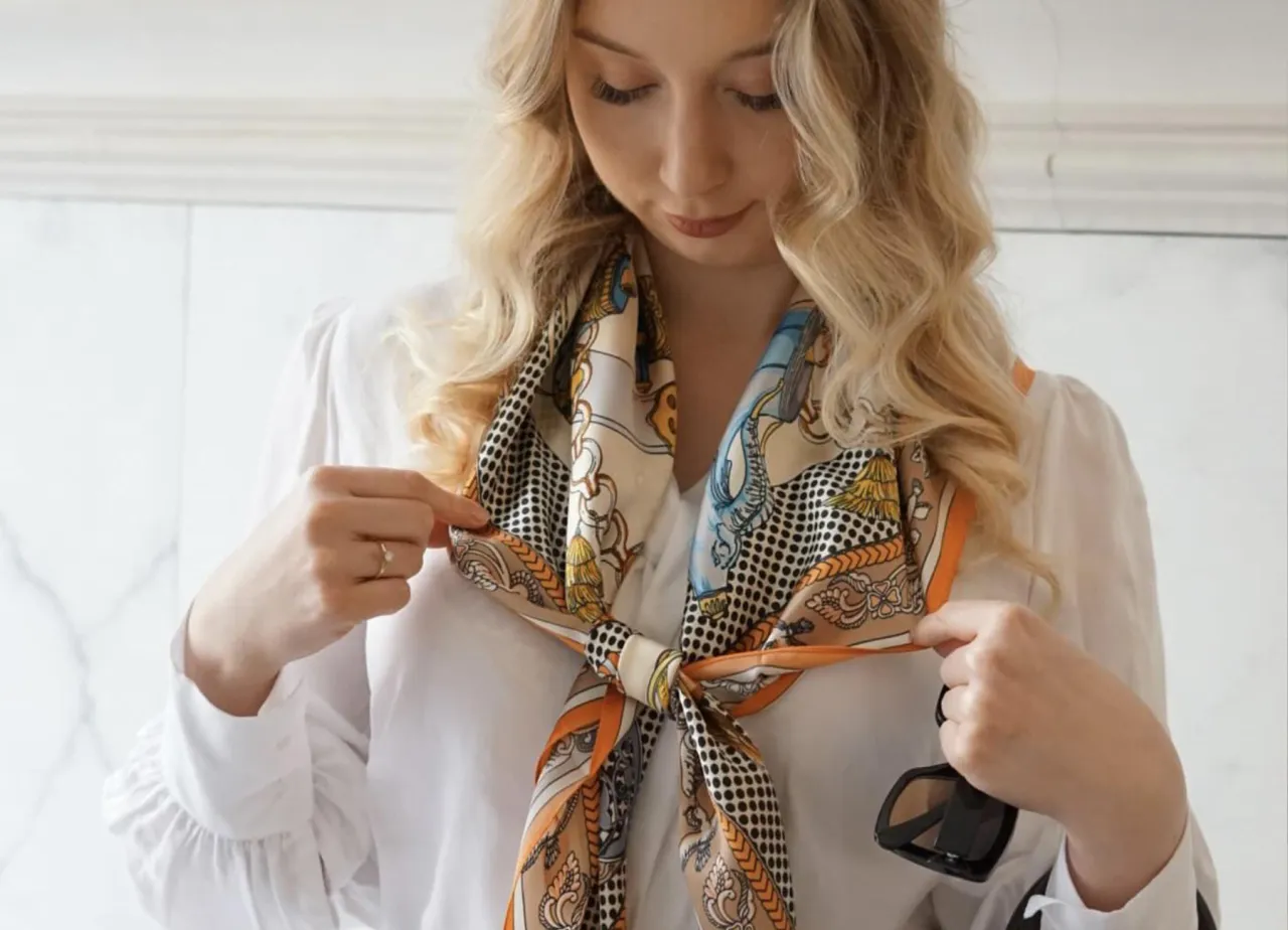 jedwabna apaszka wiązana na szyi styl francuski