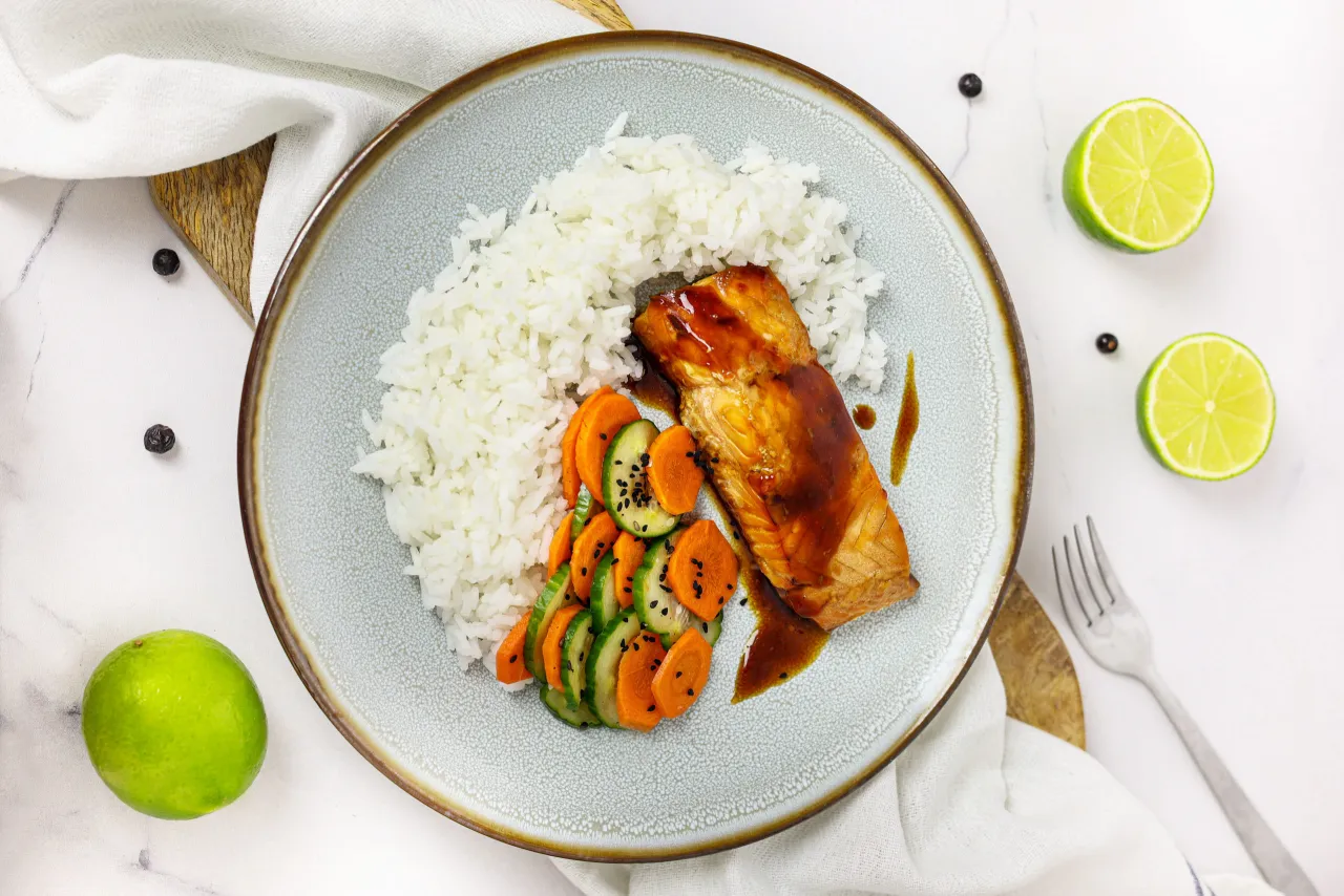 Łosoś w sosie teriyaki z ryżem i warzywami to pyszny obiad niskowęglowodanowy.