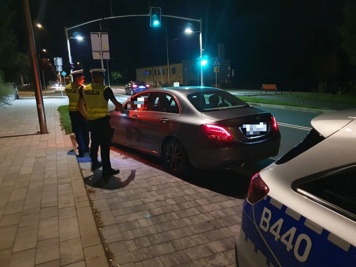 Policjanci zatrzymali kierowcę podejrzanego o nielegalne wyścigi.