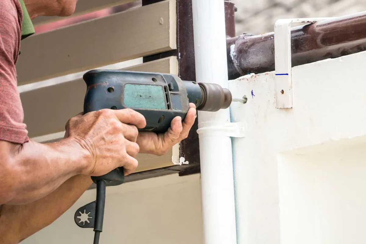 remont w bloku wiertarka hałas