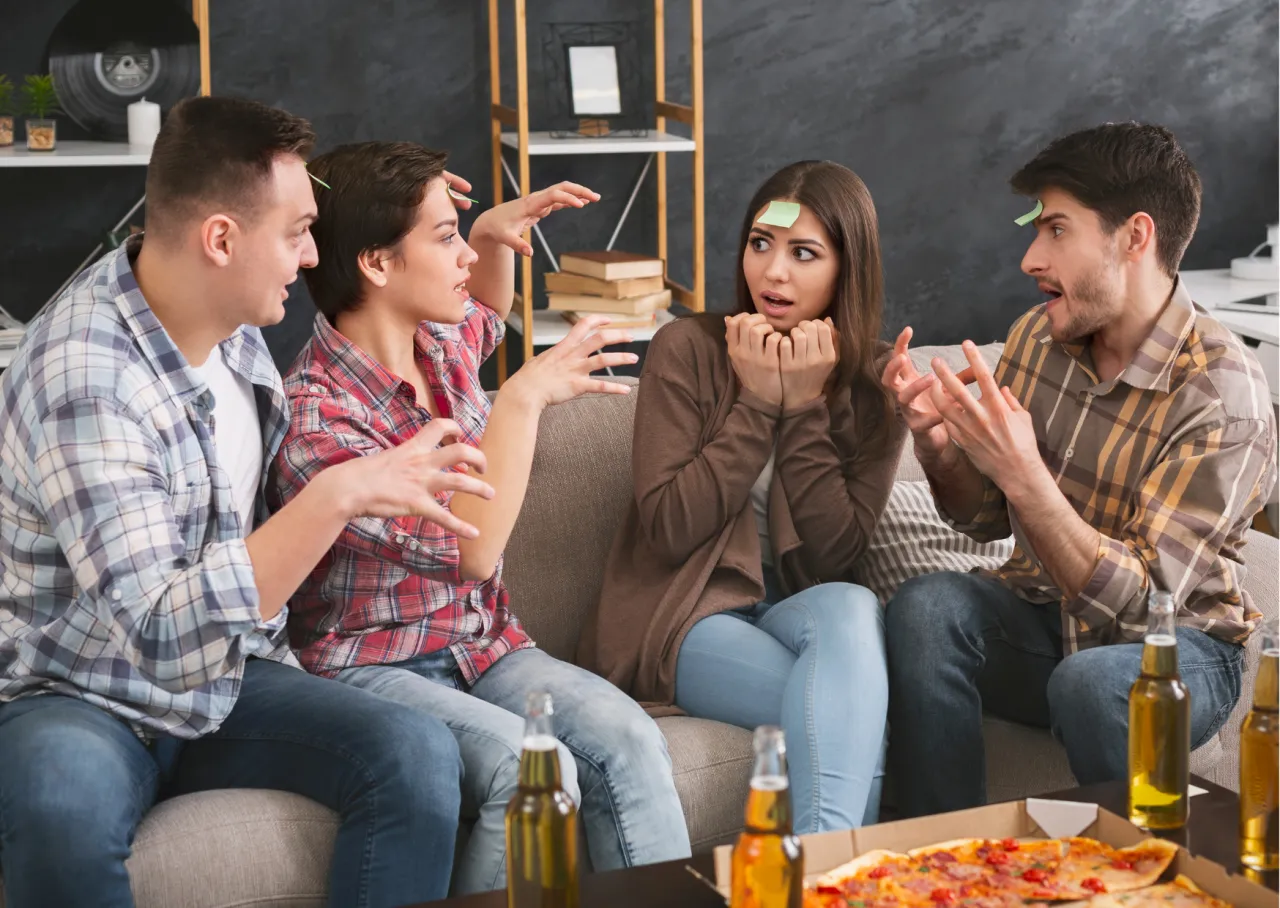 ludzie grający w gry towarzyskie śmiejący się