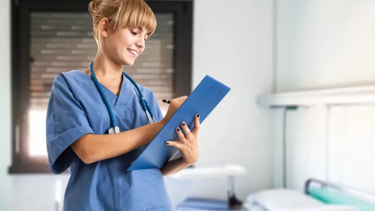 Pielęgniarka podająca leki pacjentowi