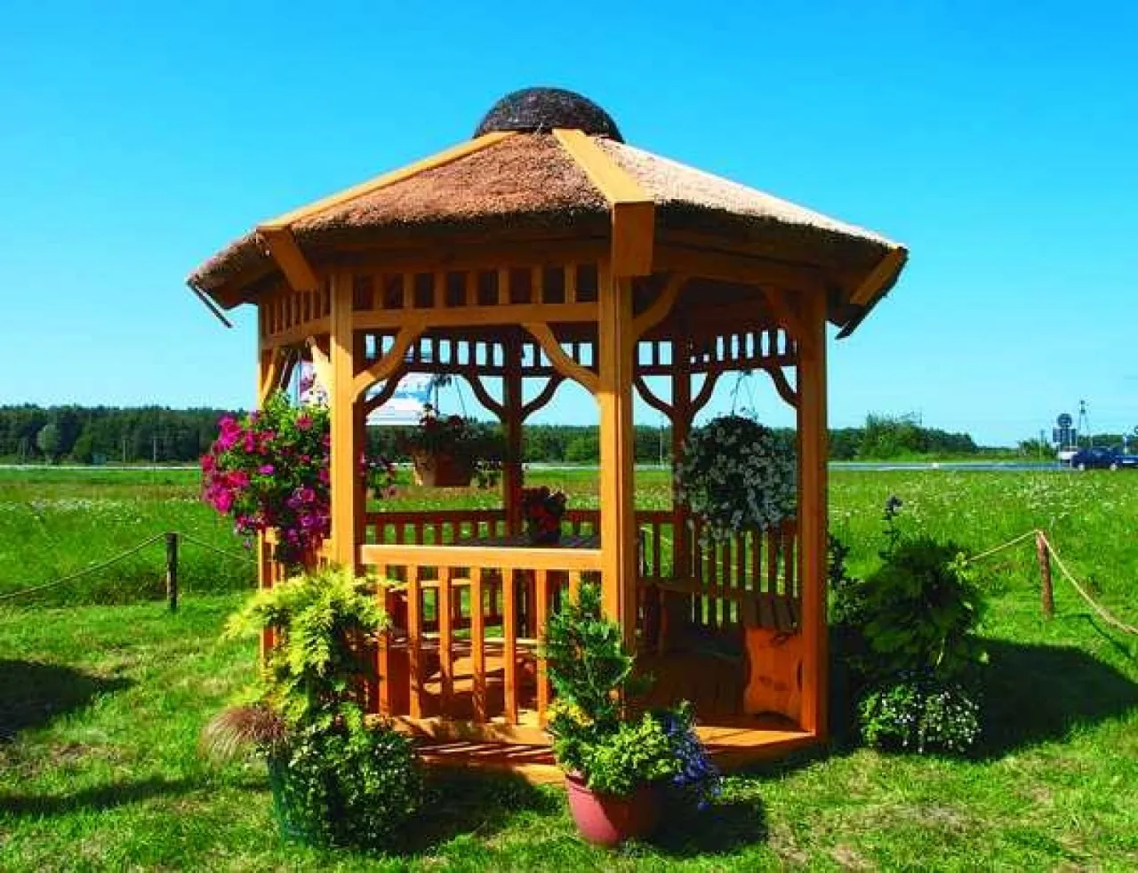 Altana w ogrodzie z ochronną farbą