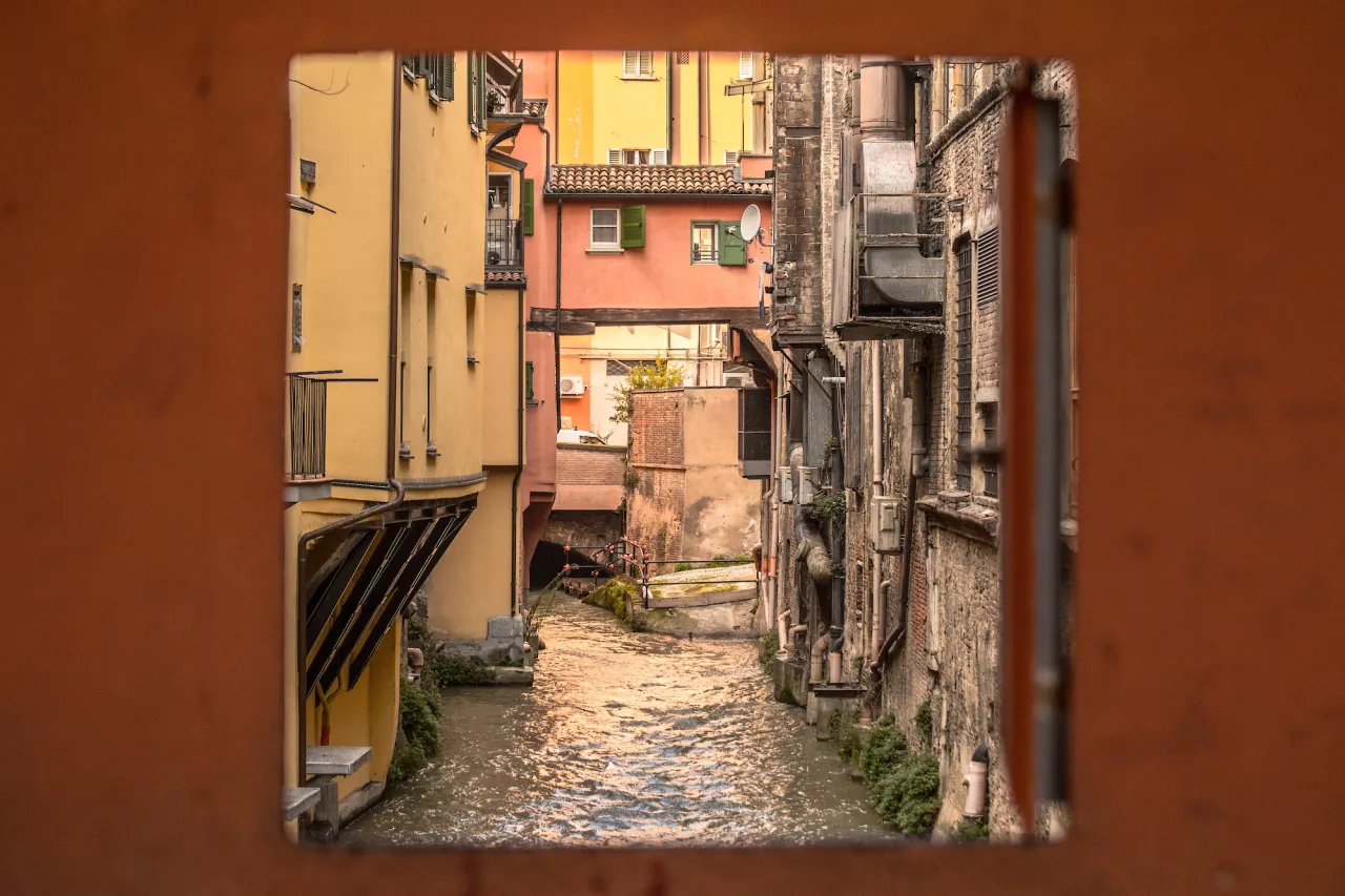 Finestrella Via Piella Bologna