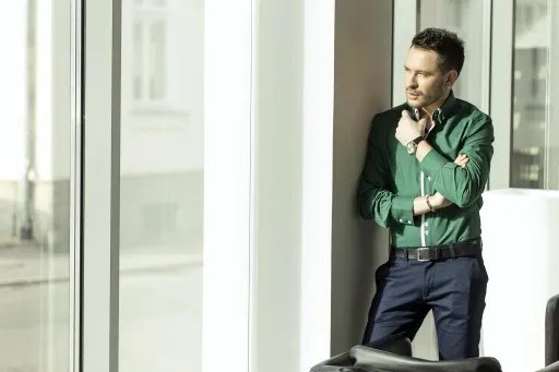 Męskie stylizacje z zieloną koszulą i chinosami, jeansami, spodniami garniturowymi