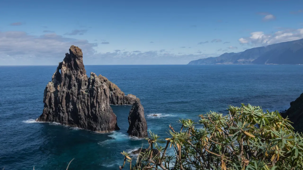 Skaliste formacje w morzu, jedno z najpiękniejszych miejsc na Maderze.
