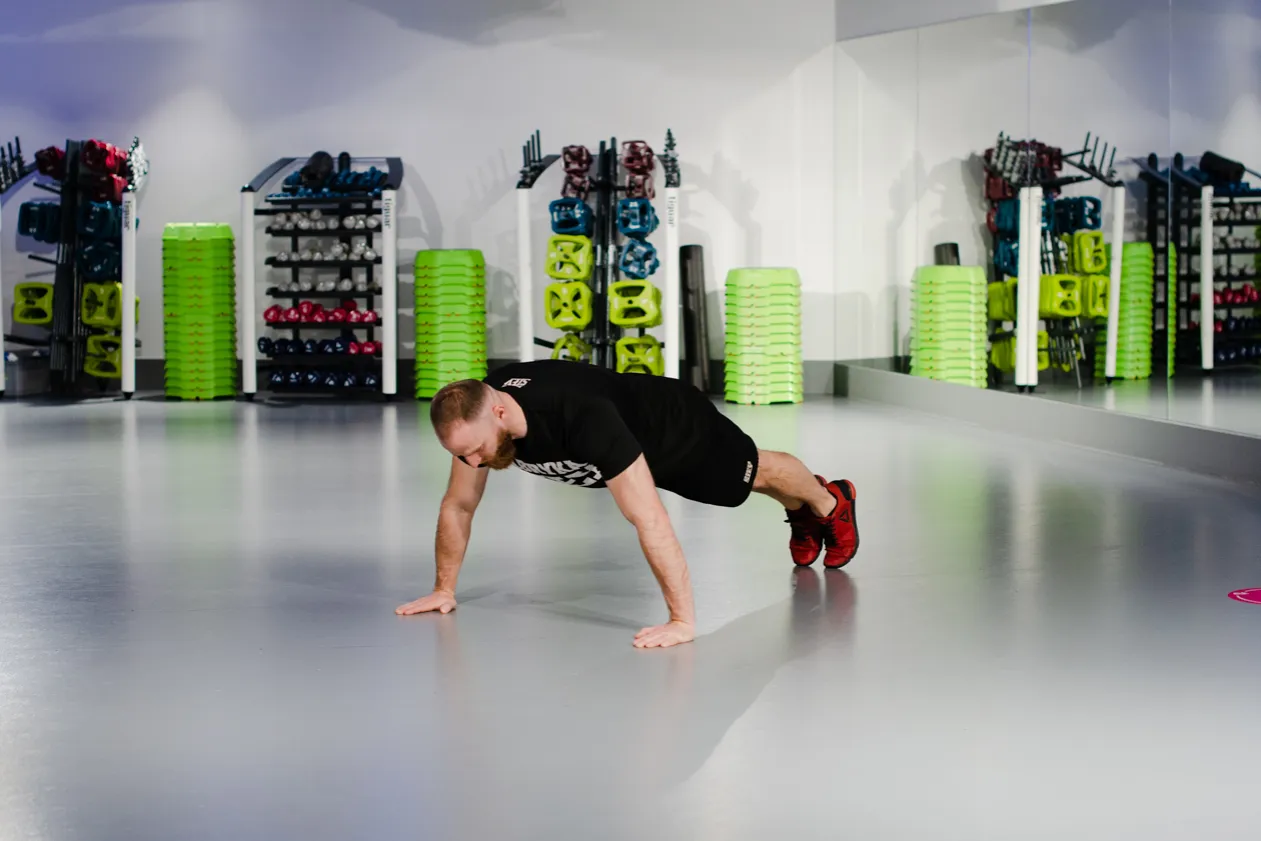 Mężczyzna wykonuje pompki. Ile kcal spala 10 pompek? To zależy od wielu czynnik&oacute;w, ale ćwiczenie jest świetne dla sylwetki.