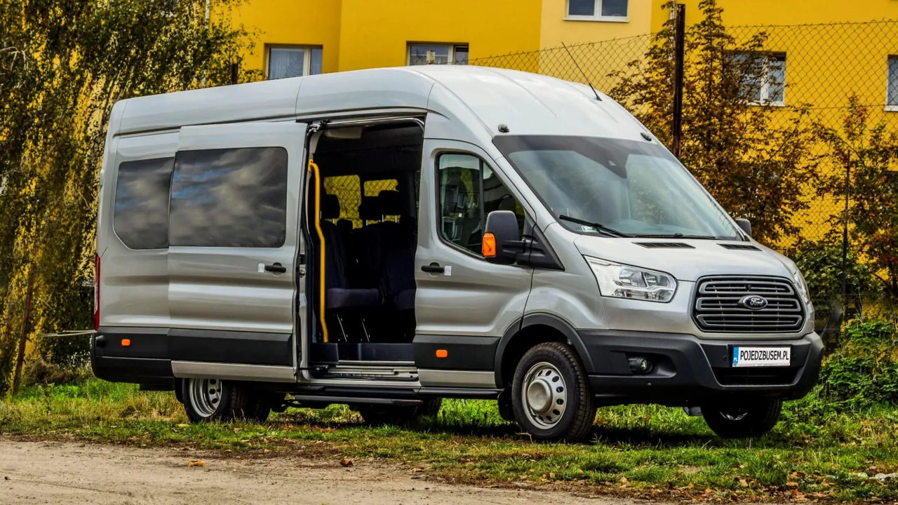 bus 17 osobowy lub mały autokar