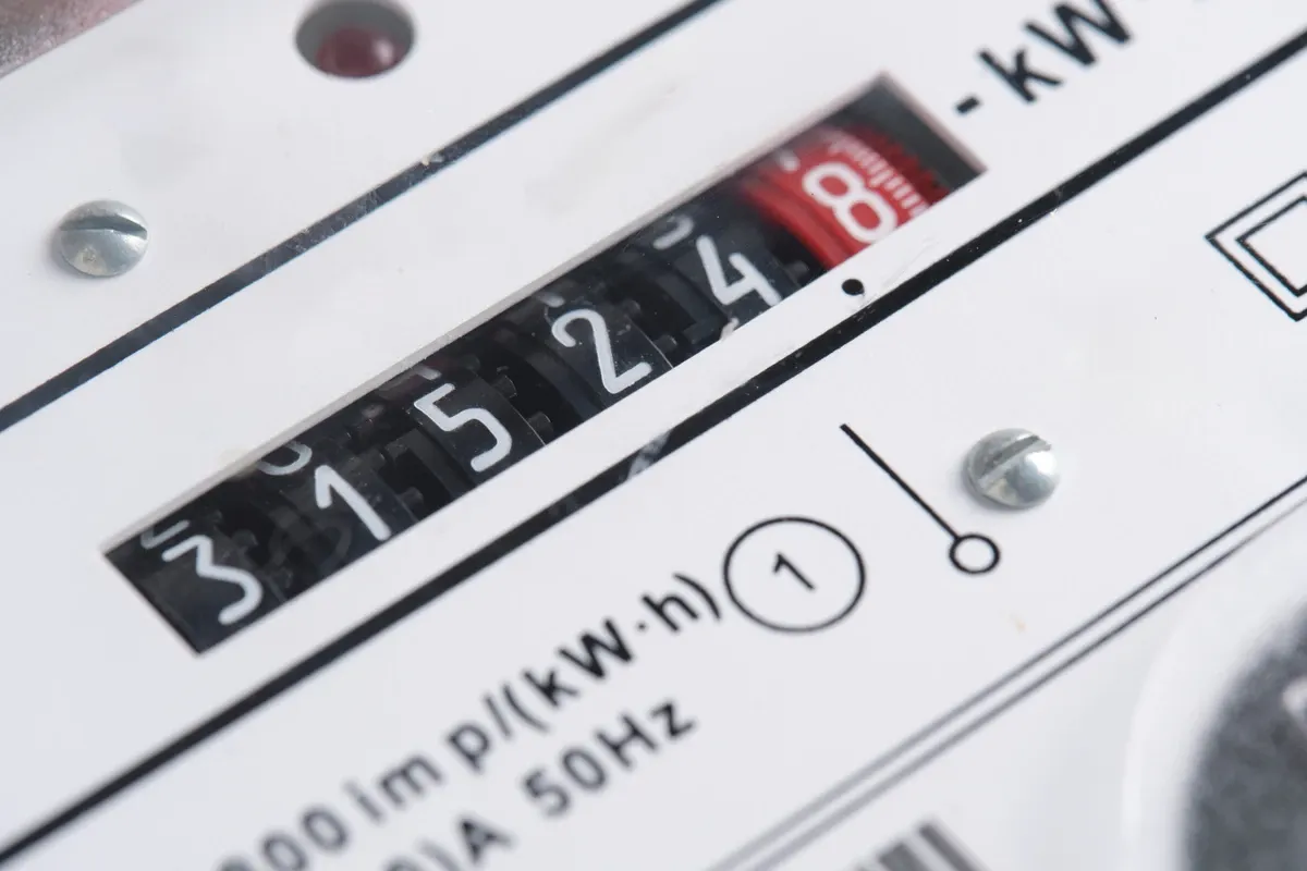 Licznik energii elektrycznej pokazuje zużycie. Warto sprawdzić, gdzie złożyć wniosek o dofinansowanie do prądu, by obniżyć rachunki.