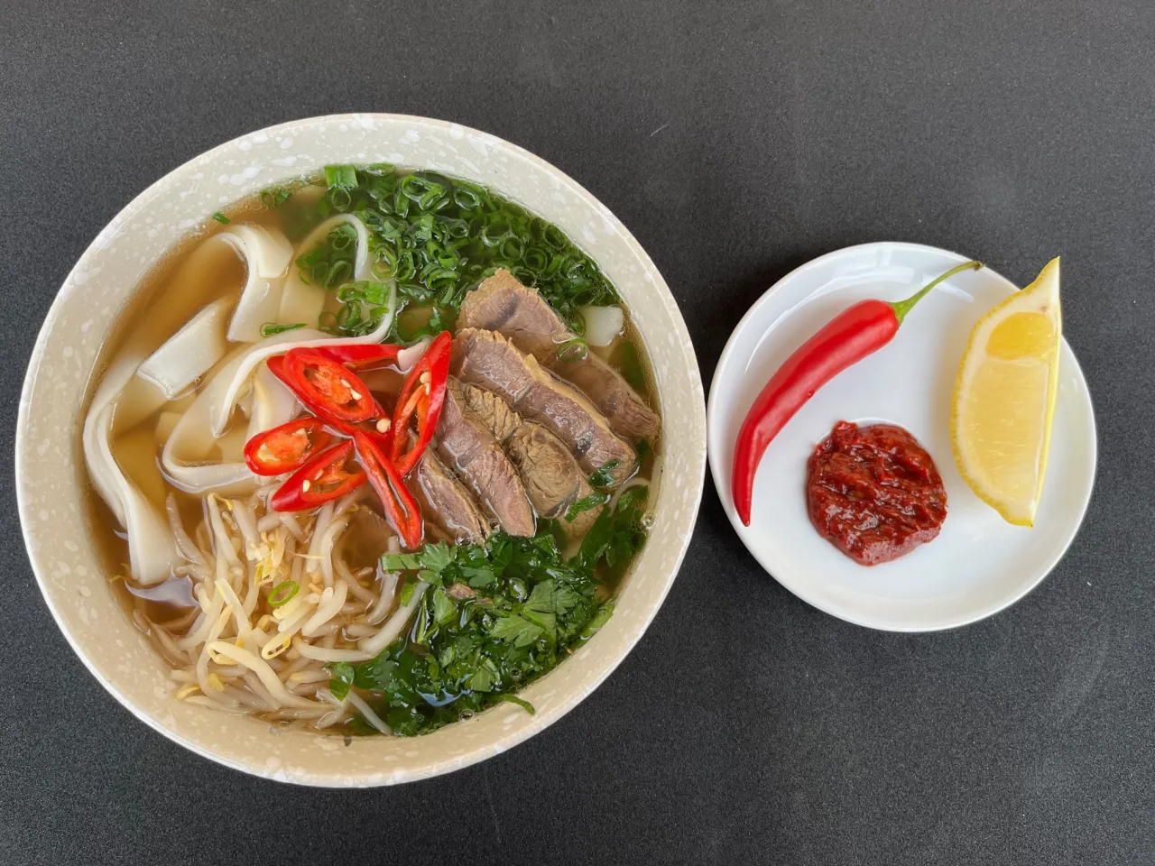 makaron ryżowy do pho w misce z gotową zupą