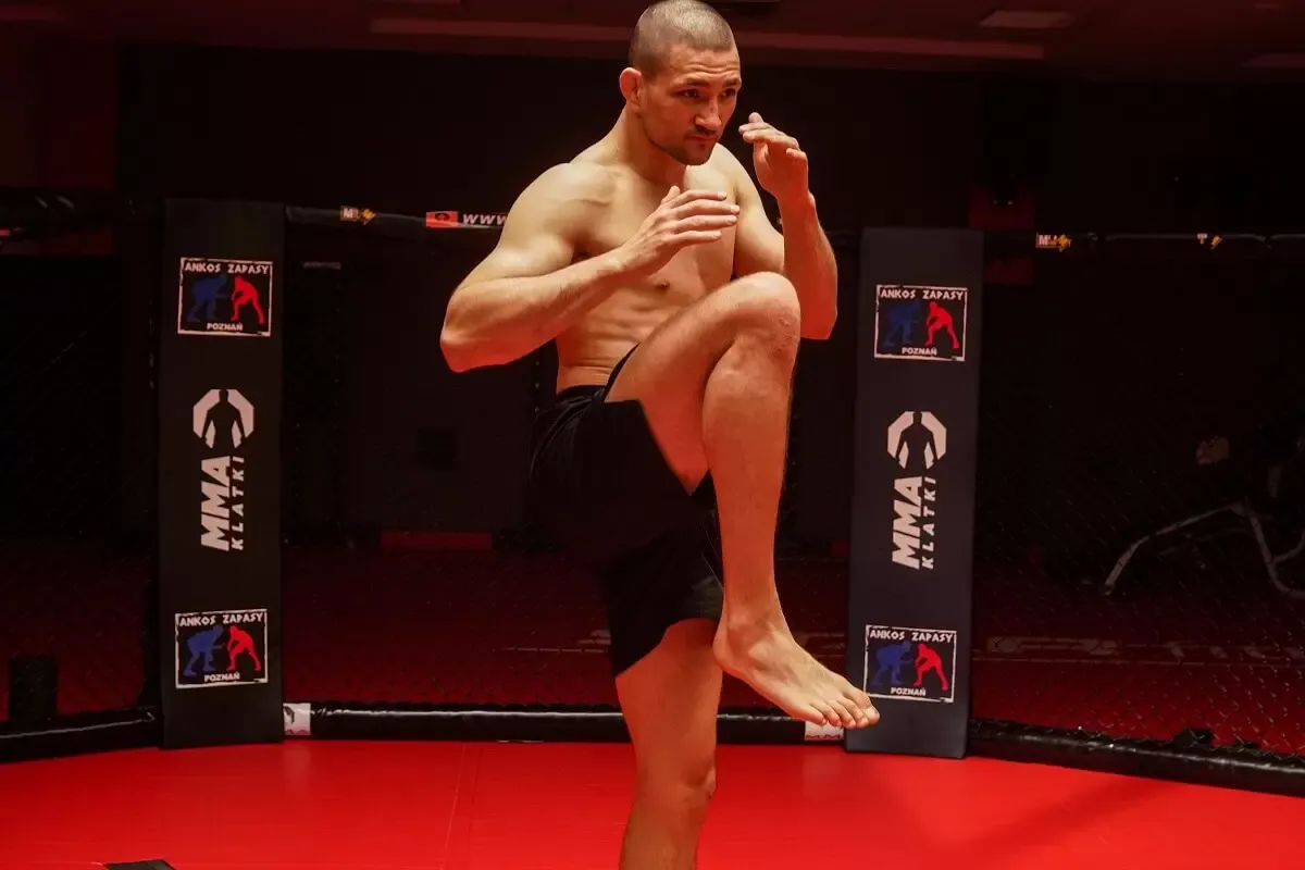 osoba z bolącym kolanem lub ramieniem, kontuzja sportowa