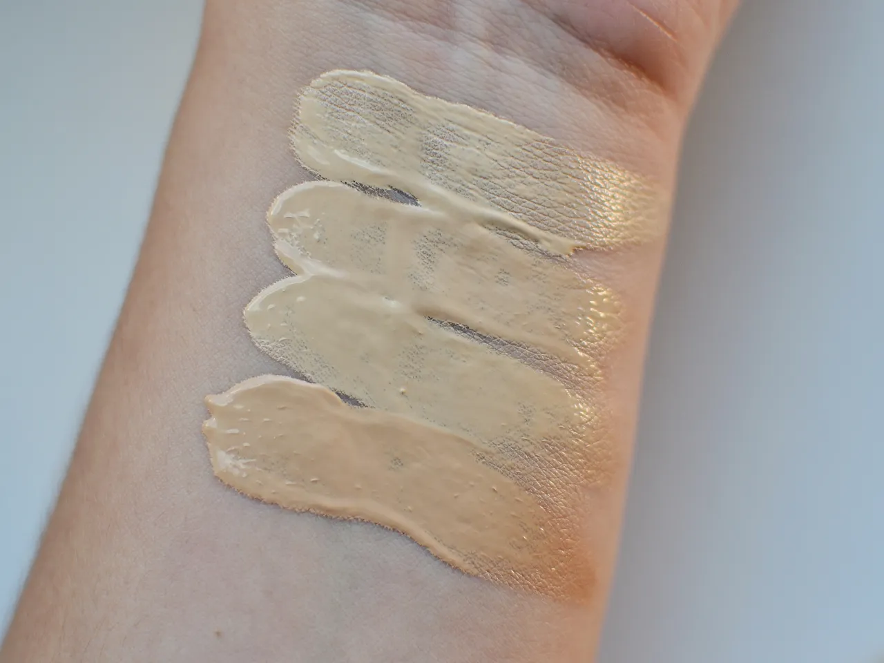 Eveline Wonder Match Lumi podkład rozświetlający na dłoni