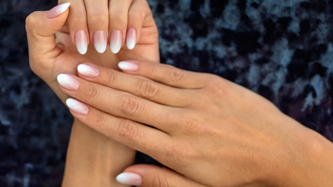 Acryln&auml;gel im Nagelstudio