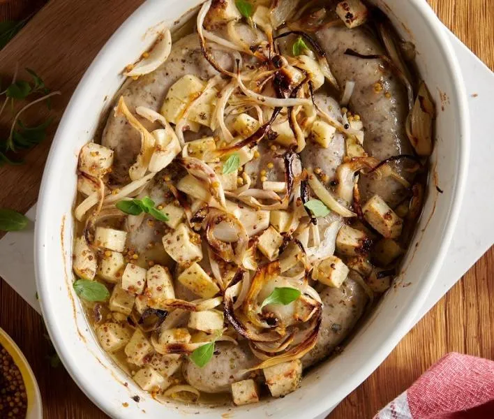 biała kiełbasa pieczona z cebulą i jabłkami