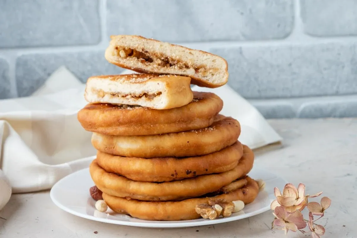 Stos pączków z orzechowym nadzieniem, inspirowany koreańskimi przepisami na ciasta.