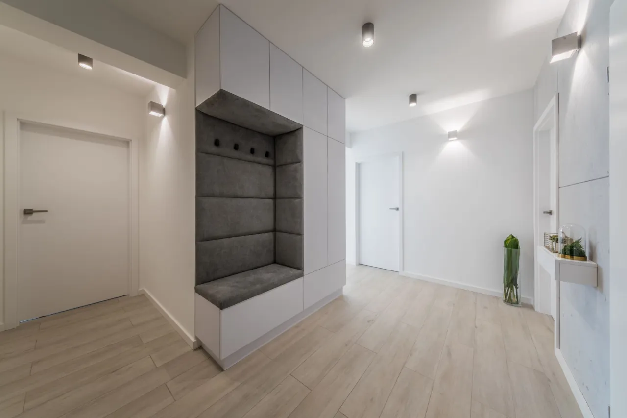 Przedpok&oacute;j oddzielony meblami lub kolorem