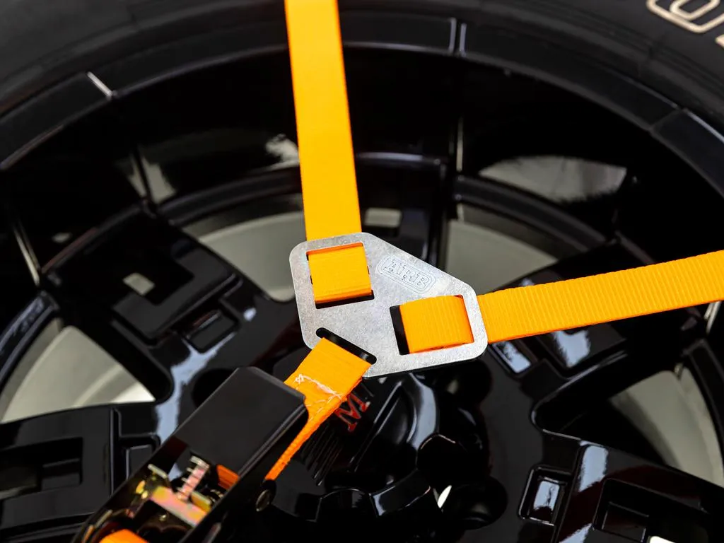 Koło zapasowe mocowane pasami w bagażniku