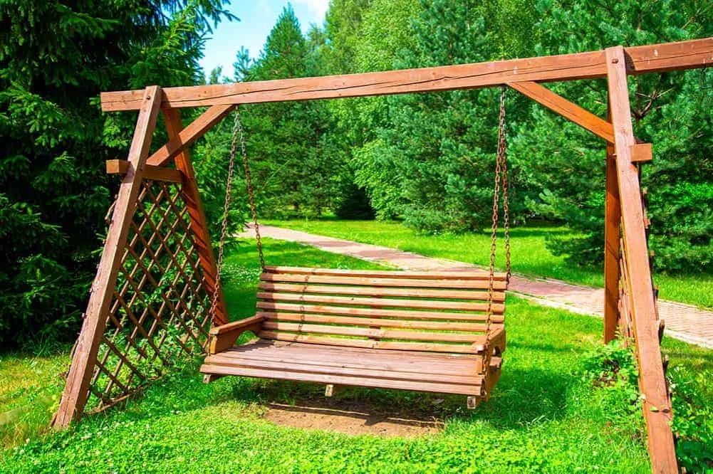 różne rodzaje drewna na huśtawkę ogrodową