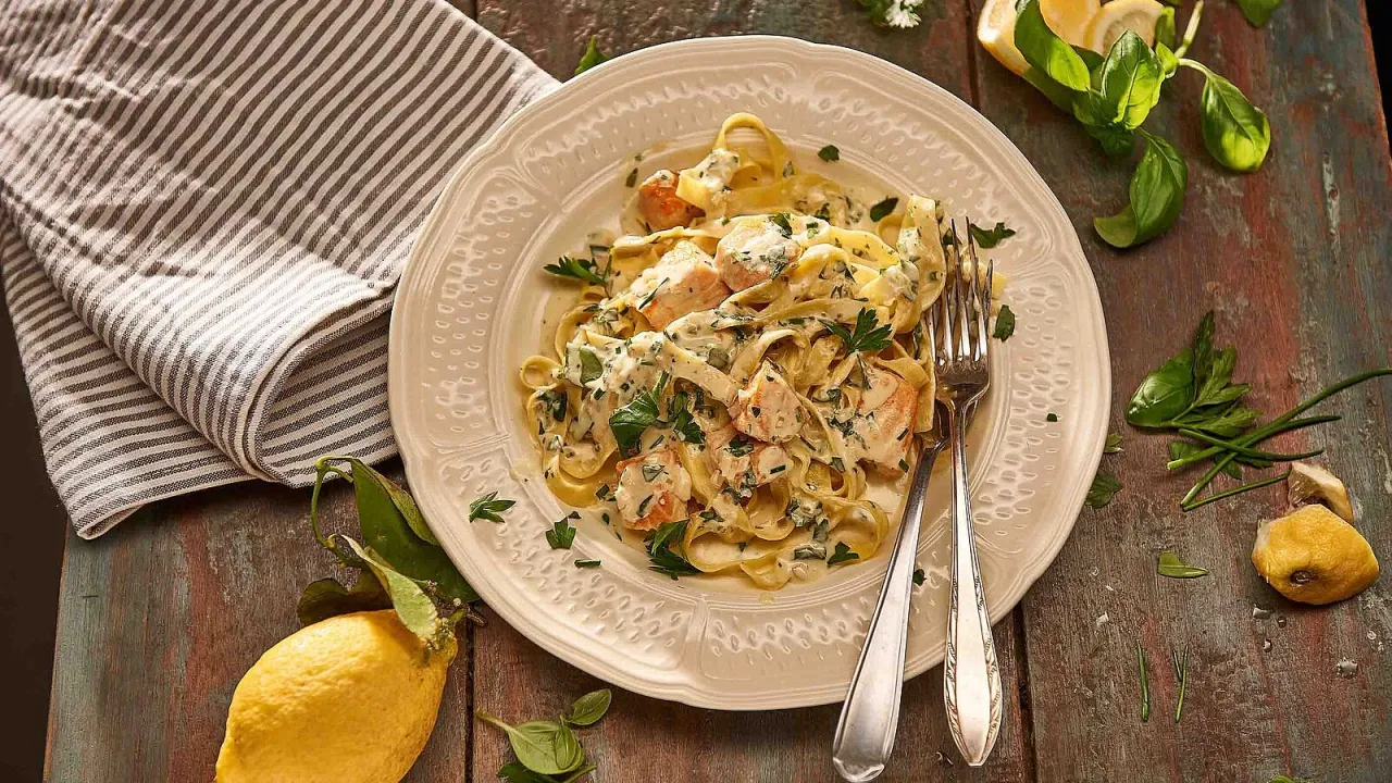 Lachs-Nudel-Pfanne mit frischen Kräutern